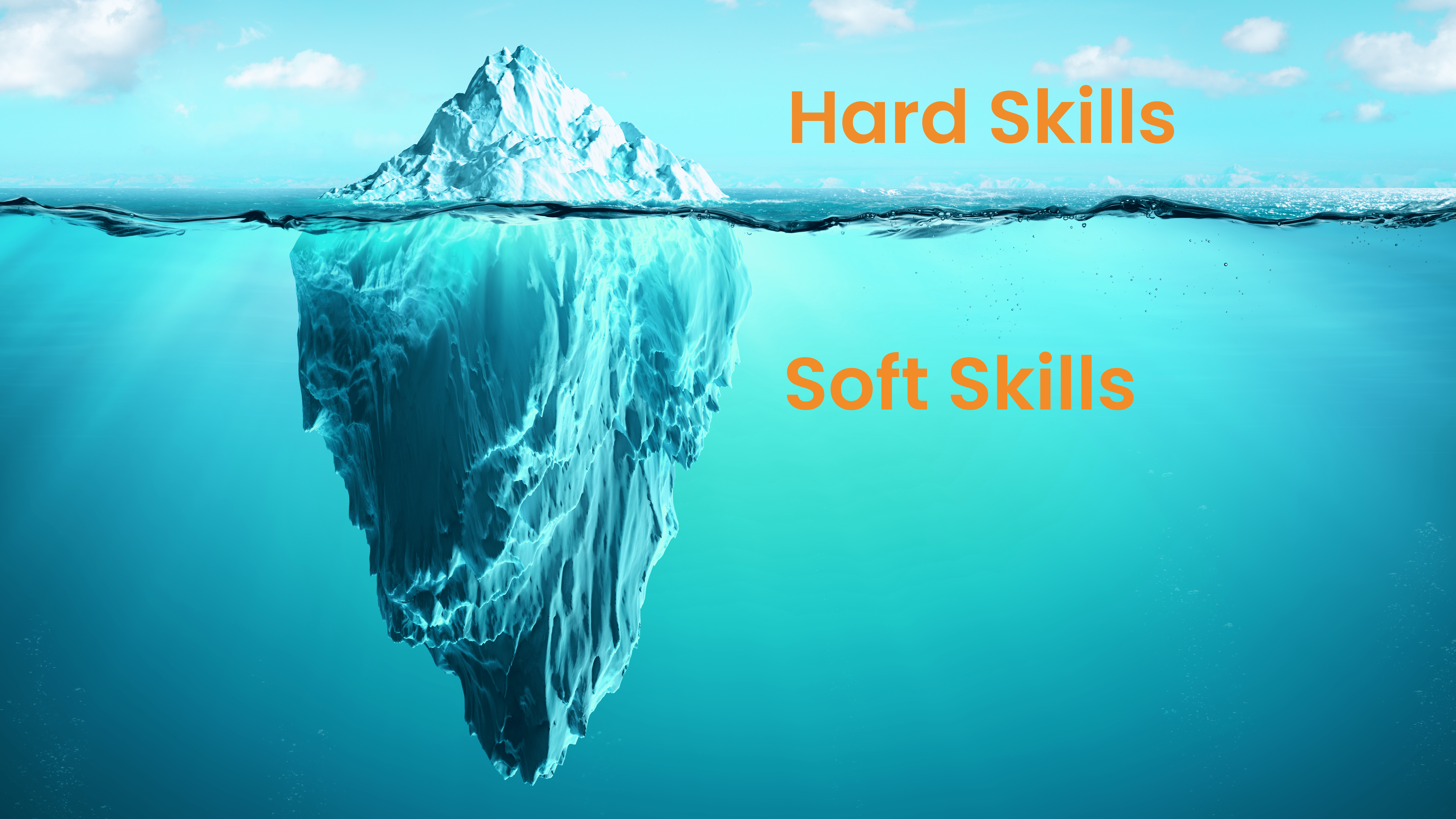 Iceberg che mostra le hard skills rappresentate dalla punta e le soft skills rappresentate dal resto del corpo nascosto sott'acqua.
